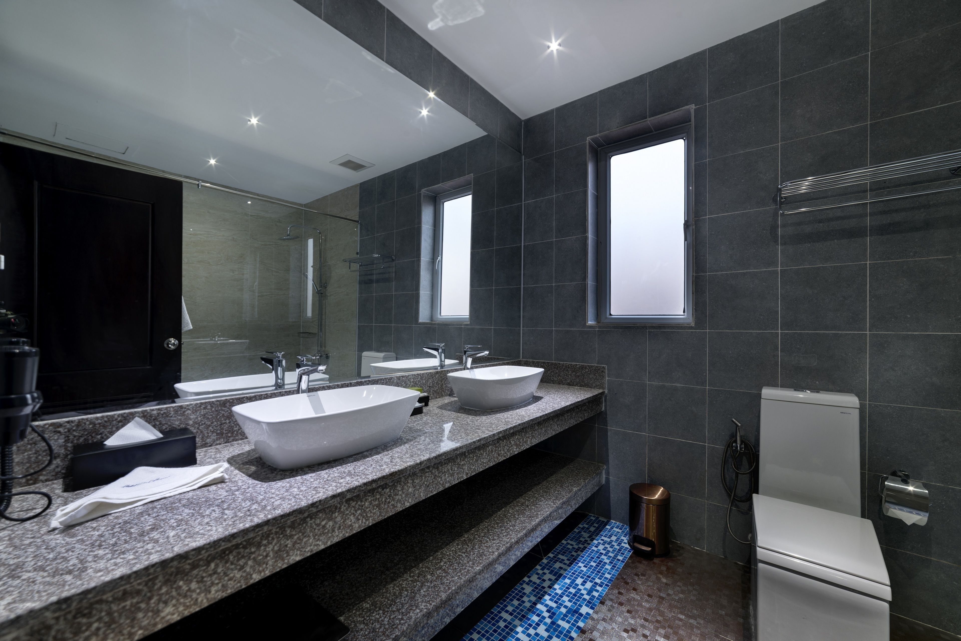 executive suite | bathroom | shower, rainfall showerhead, free toiletries, hair dryer