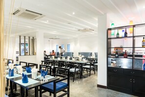 Breakfast, lunch, dinner and brunch served - Hotel De L'Homme (Phnom Penh)