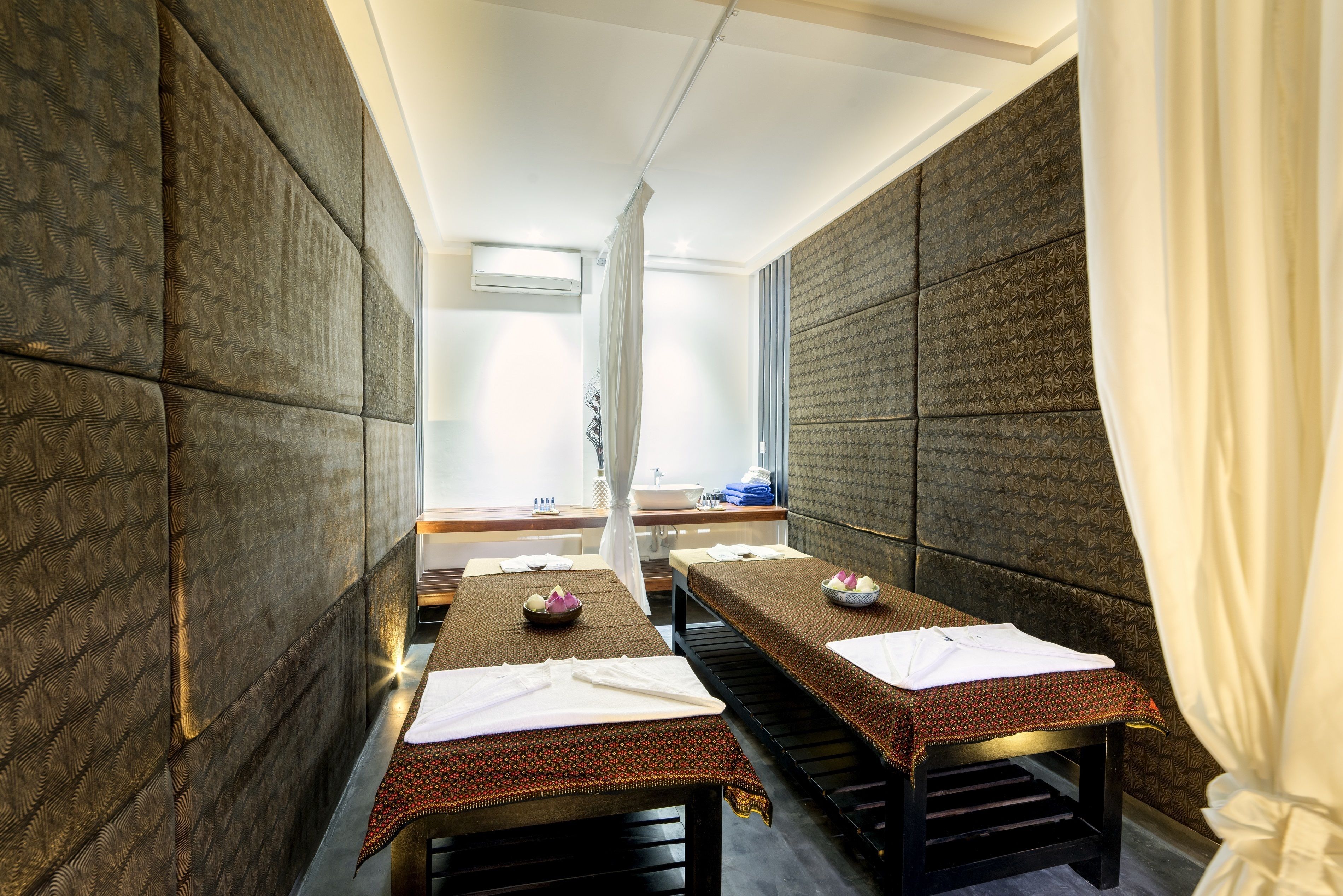 couples treatment room(s), sauna, deep-tissue massages, swedish massages