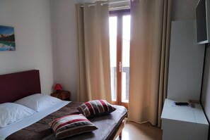 Habitación básica doble, balcón | Decoración individual, mobiliario individual, escritorio