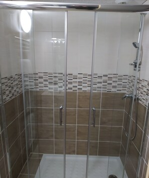 Quarto família, sacada | Chuveiro