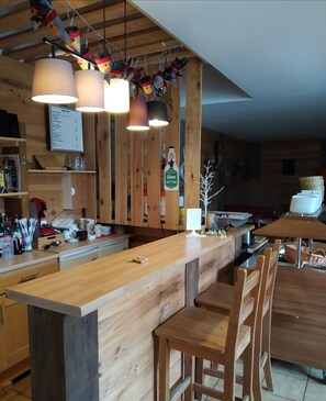 Local cuisine - Chalet Hotel Les Marmottes (Montferrier)