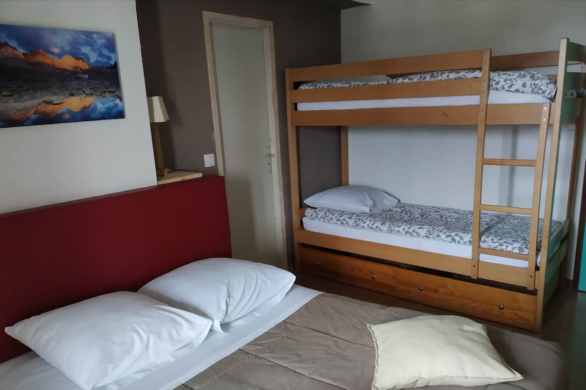 Familiekamer, balkon | Een bureau, verduisterende gordijnen, geluiddichte muren, gratis wifi