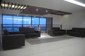 Lobby sitting area - Hotel Kanan (Gandhinagar)