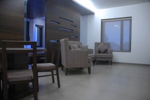 Lobby sitting area - Hotel Kanan (Gandhinagar)