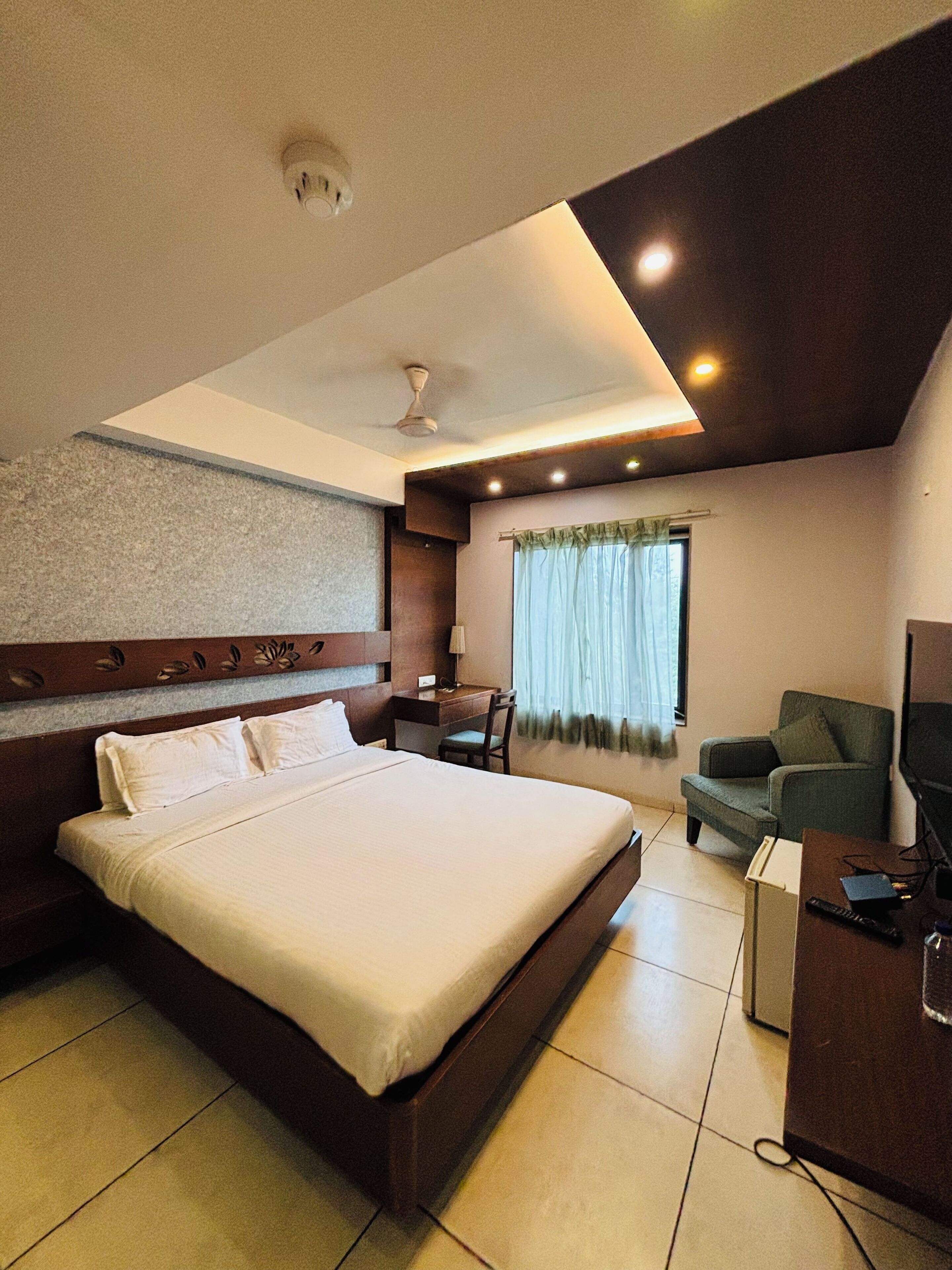 1 bedroom, in-room safe, laptop workspace, soundproofing