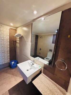 Habitación Deluxe | Baño | Ducha y artículos de higiene personal gratuitos