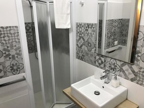 Douche, articles de toilette gratuits, sèche-cheveux, bidet