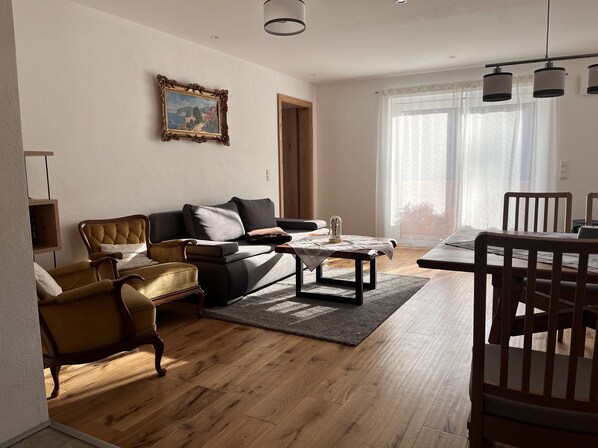 Ferienwohnung West, 58 qm mit Balkon-Wohnzimmer