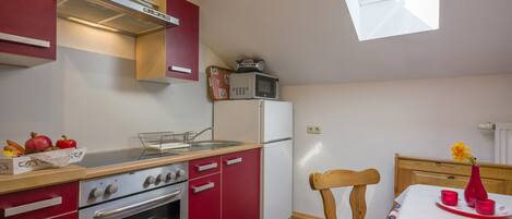 Køleskab, mikrobølgeovn, ovn, kogeplade