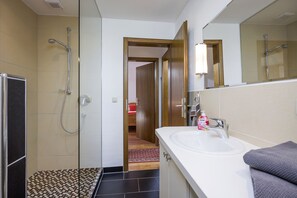 Dusche, Haartrockner, Handtücher