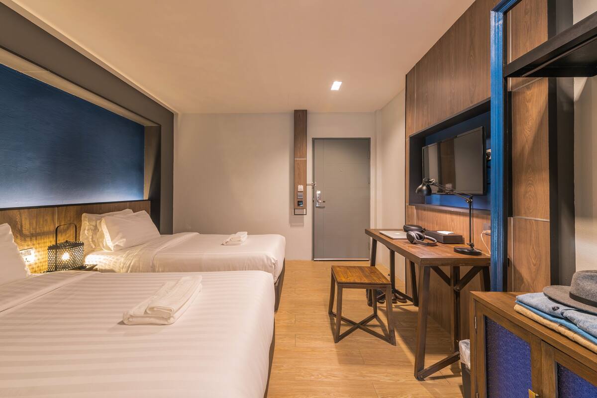 เครื่องนอนระดับพรีเมียม, โต๊ะทำงาน, ผ้าม่านกันแสง, Wi-Fi ฟรี