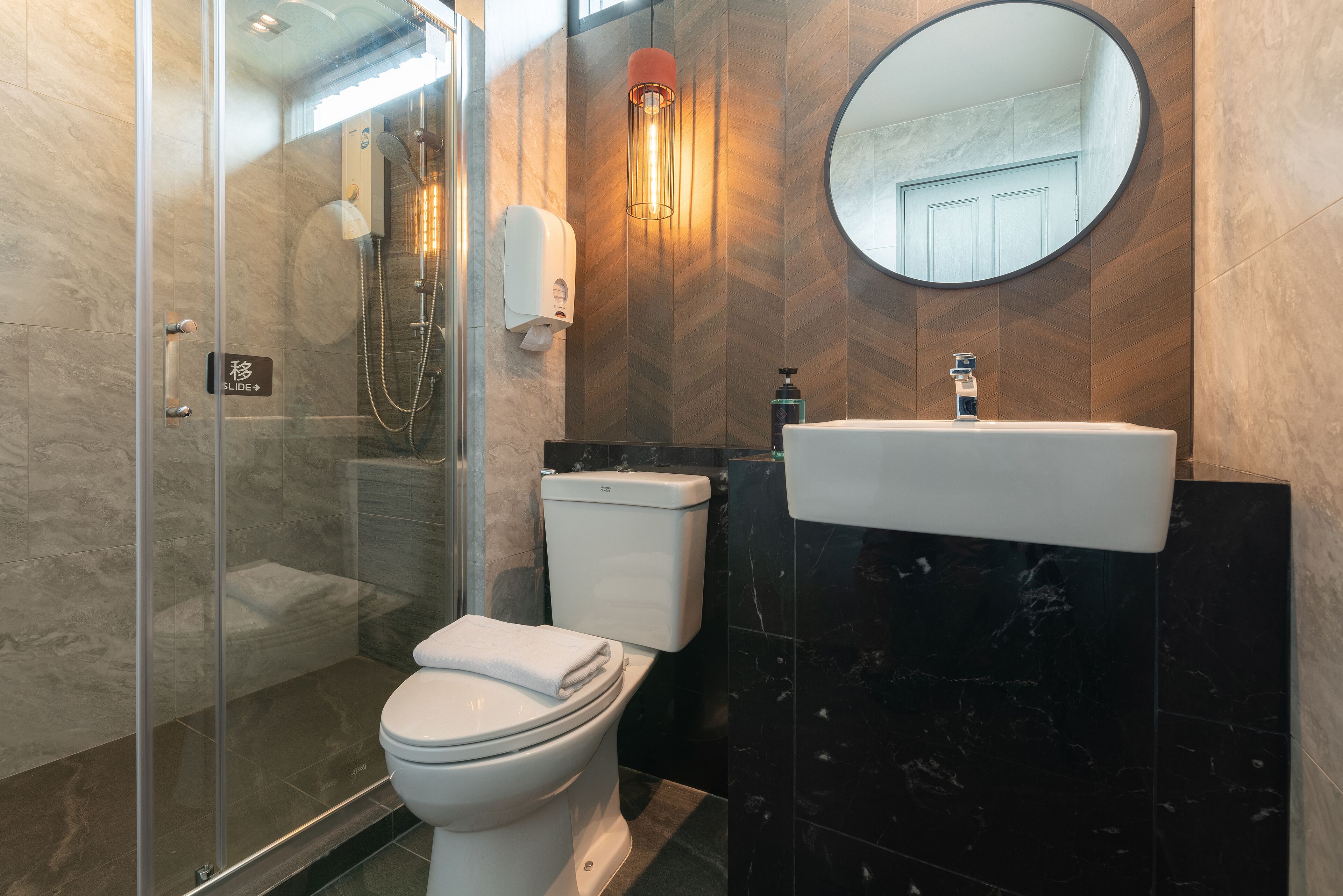 shower, rainfall showerhead, free toiletries, hair dryer