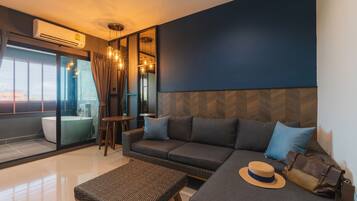 Supreme Suite Double | Living area | 32-inch flat-screen TV with cable channels, TV