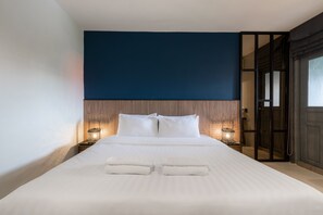 เครื่องนอนระดับพรีเมียม, โต๊ะทำงาน, ผ้าม่านกันแสง, Wi-Fi ฟรี