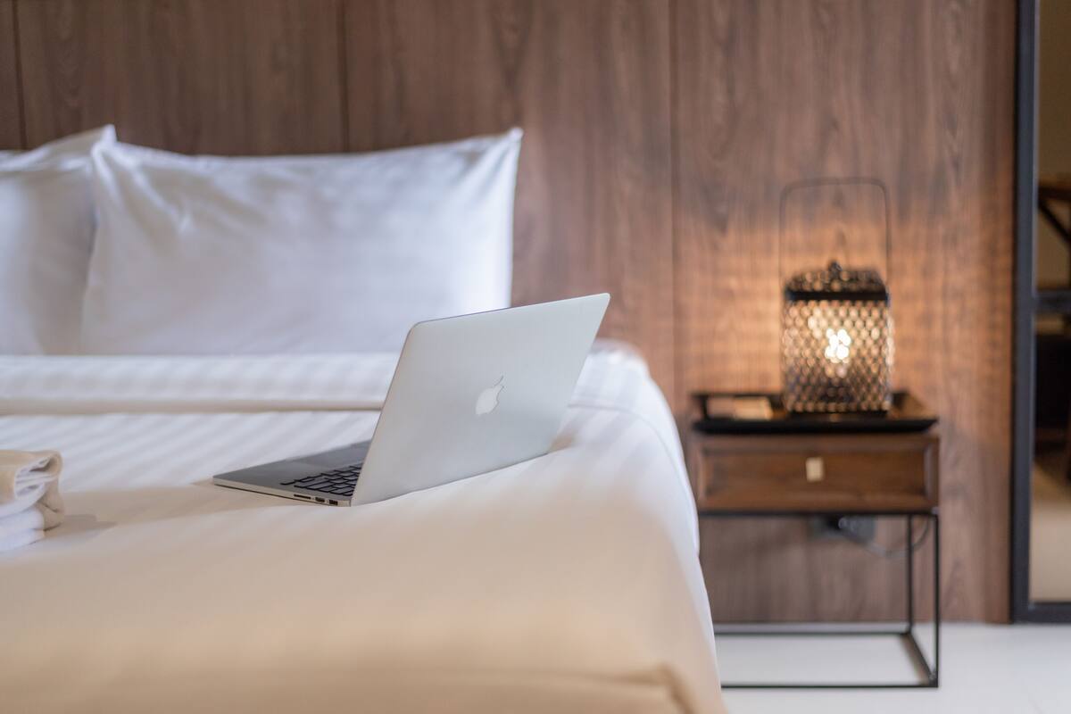 เครื่องนอนระดับพรีเมียม, โต๊ะทำงาน, ผ้าม่านกันแสง, Wi-Fi ฟรี