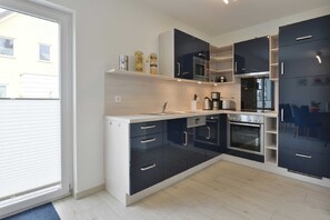 Kühlschrank, Mikrowelle, Ofen, Geschirrspüler