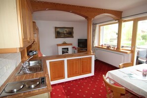 Kühlschrank, Mikrowelle, Wasserkocher mit Kaffee-/Teezubehör, Toaster