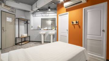 Deluxe Triple Room, No Windows | Bathroom | Shower, free toiletries, hair dryer, slippers