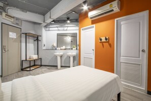 ห้องดีลักซ์ทริปเปิล, ไม่มีหน้าต่าง | ห้องน้ำ | ฝักบัว, ของใช้ในห้องน้ำฟรี, ไดร์เป่าผม, รองเท้าสวมภายในห้อง