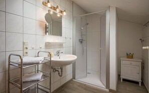 Dusche, Haartrockner, Handtücher