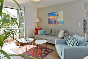 Unclassified image, 2 of 17, button