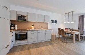 Kühlschrank, Mikrowelle, Ofen, Geschirrspüler