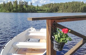 Ein Boot mit einem Metallgitter und einer Holzreling.
