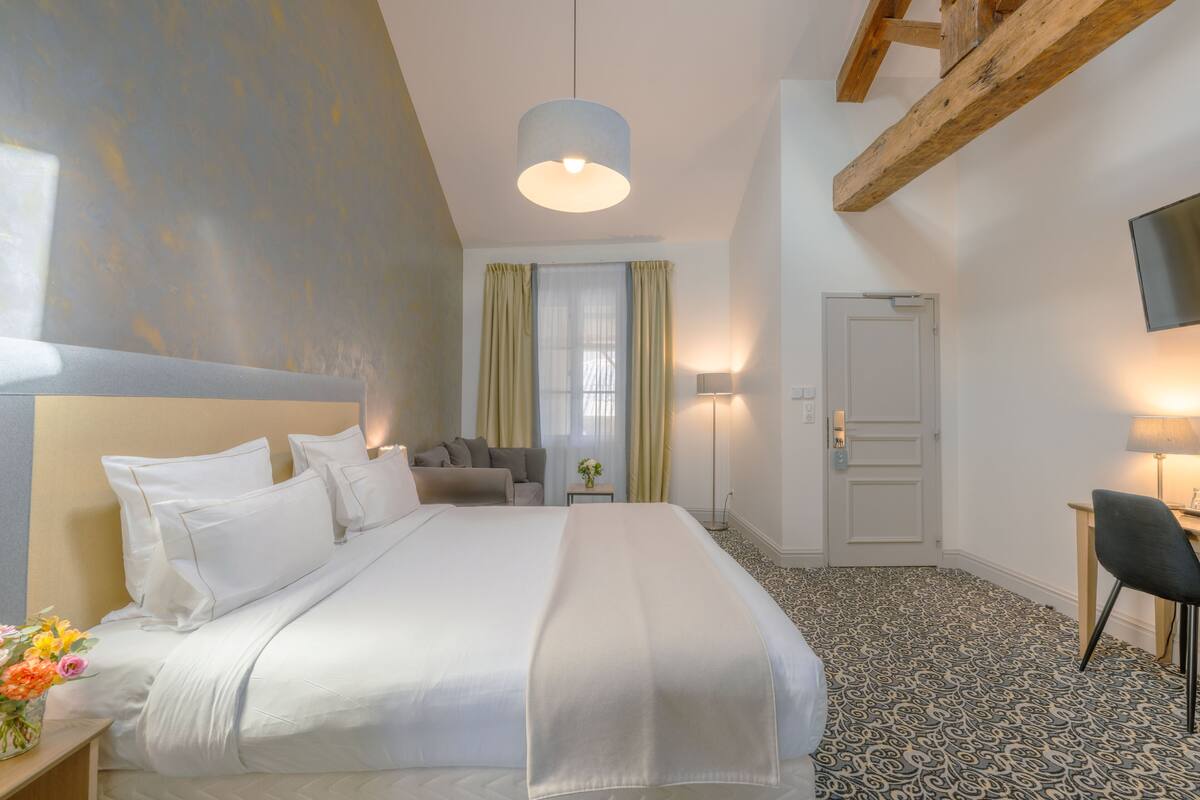 Ropa de cama de alta calidad y escritorio