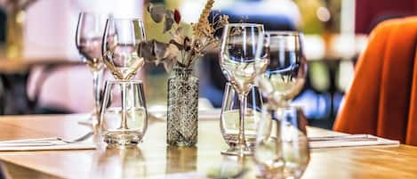 Se sirven almuerzos, cenas y cocina francesa