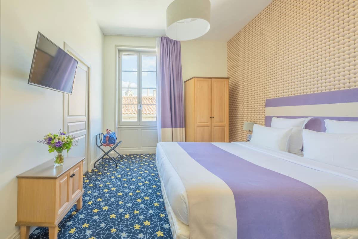 premium bedding, individually decorated, individually furnished, desk