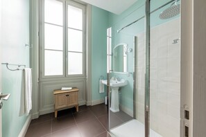 Amenidades de baño gratuitas, secadora de cabello, toallas