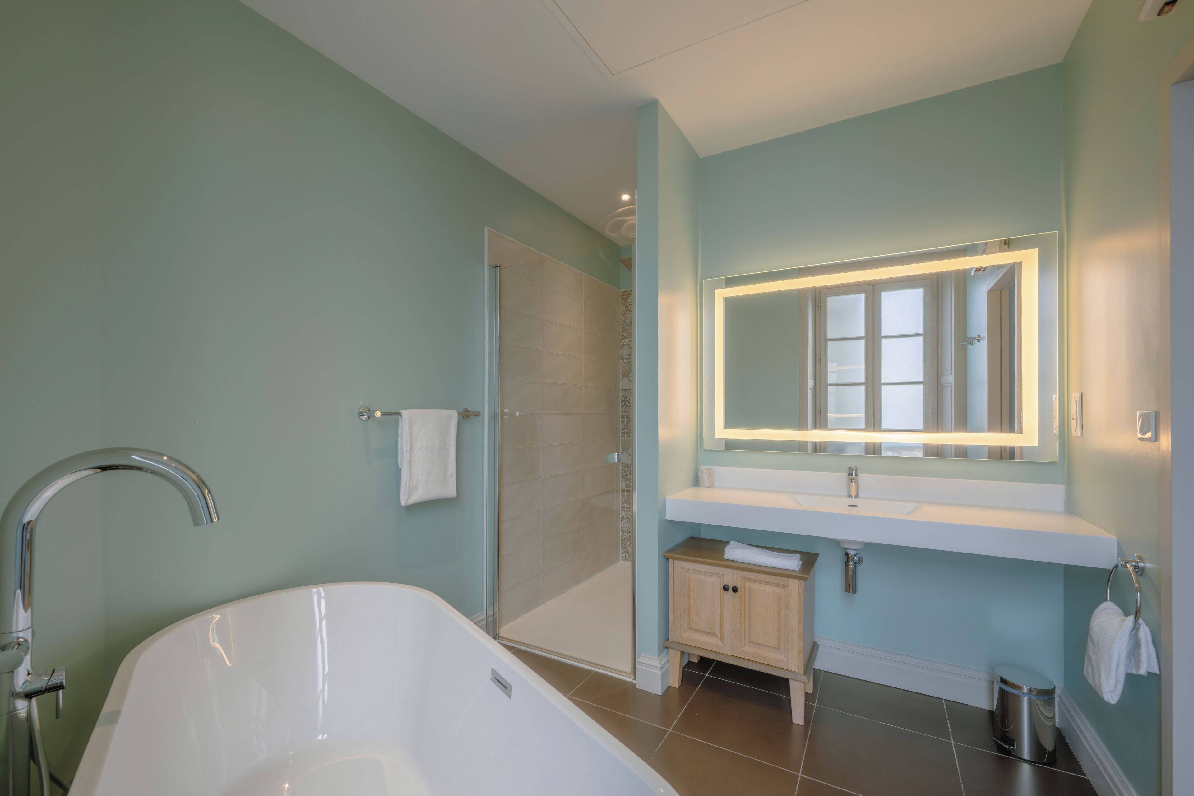 Executive Double Room, City View | Bathroom | Separate tub and shower, rainfall showerhead, free toiletries