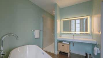 Executive Double Room, City View | Bathroom | Separate tub and shower, rainfall showerhead, free toiletries