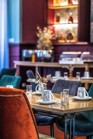 Se ofrece un desayuno bufé (16 EUR por persona)