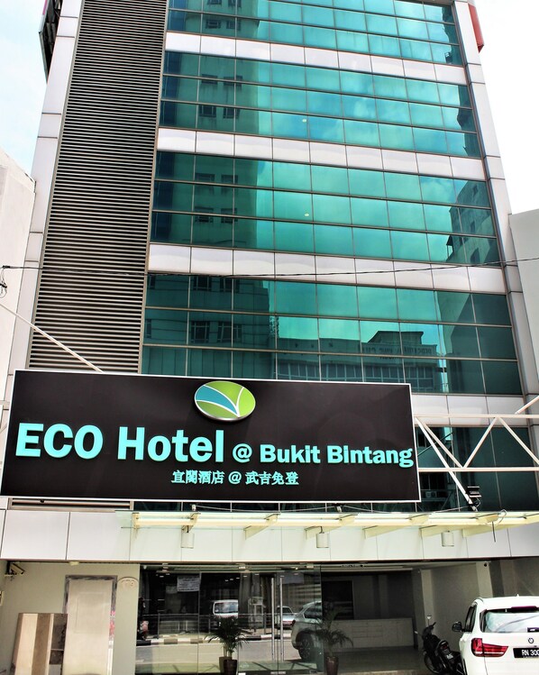 Un edificio moderno con un cartel que indica ECO Hotel @ Bukit Bintang.