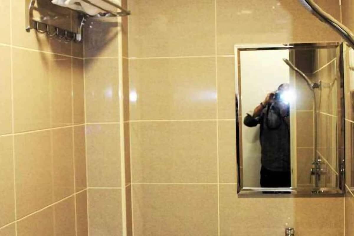 Shower, free toiletries, towels