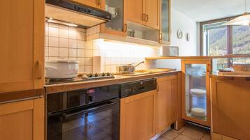 Micro-ondes, four, plaque de cuisson, lave-vaisselle