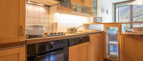 Micro-ondes, four, plaque de cuisson, lave-vaisselle