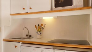 咖啡機/沖茶器、雪櫃、微波爐、爐具