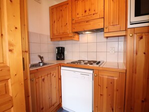 Kahvin-/teenkeitin, jääkaappi, mikroaaltouuni, uuni