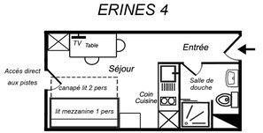 Ein Hotelzimmer mit einem Tisch für den Fernseher, einer Sitzecke, einer Küchenzeile und einem Badezimmer.