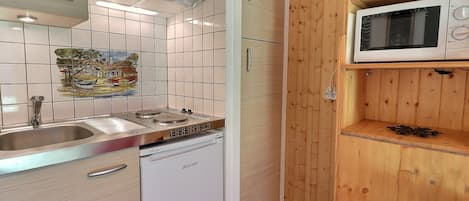 Cafetera y tetera, refrigerador, microondas y tostadora