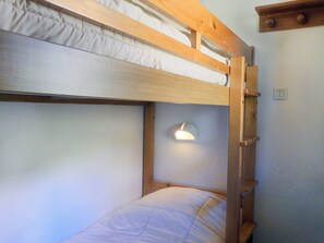 1 bedroom, bed sheets