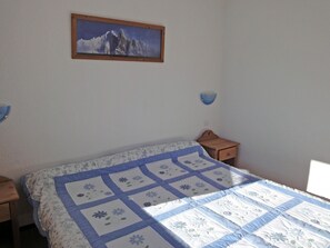 1 bedroom, free internet, bed sheets