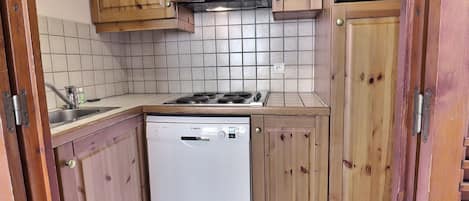 Jääkaappi, mikroaaltouuni, astianpesukone, kahvin-/teenkeitin