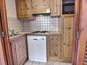 Fridge, microwave, dishwasher, coffee/tea maker