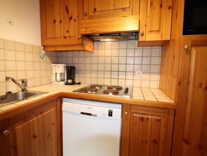 Kylskåp, mikrovågsugn, diskmaskin och kaffe- och tebryggare