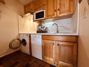 Geladeira, micro-ondas, cooktop, lava-louças