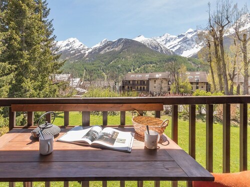 Cozy Duplex with Mezzanine, Balcony & Mountain Views - Sleeps 5